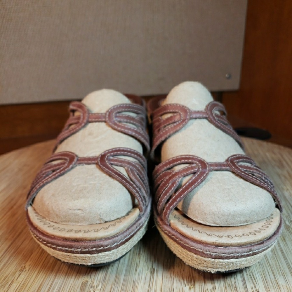 Vintage CLARKS ARTISAN Woman's Size 8M Brown Leather Espadrille Wedge Sandals - Picture 4 of 13